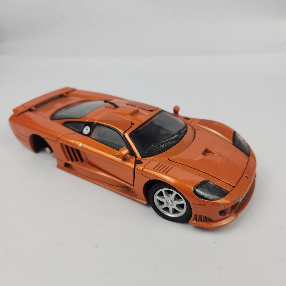 Share 2001 Orange Saleen S7 1/24 Parts or Repair - Missing Wheel